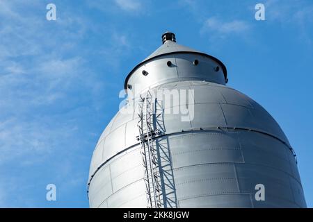 Neunkirchen, Germania - 5 agosto 2018: Antichi monumenti in ferro a Neunkirchen dalla fine del 20th ° secolo sotto il cielo blu Foto Stock