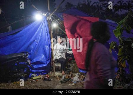 Cianjur, Giava Occidentale, Indonesia. 25th Nov 2022. Un ragazzo esce da una tenda di rifugiati mentre la gente di Cianjur viene evacuata dalle loro case devastate a causa dei terremoti nel distretto di Cugenang. Il bilancio delle vittime del terremoto di Cianjur, avvenuto il 21 novembre 2022, sale a 310, come ha detto venerdì 25 novembre 2022 la National Disaster Mitigation Agency (BNPB) dell'Indonesia. (Credit Image: © Dicky Bisinglasi/SOPA Images via ZUMA Press Wire) Foto Stock