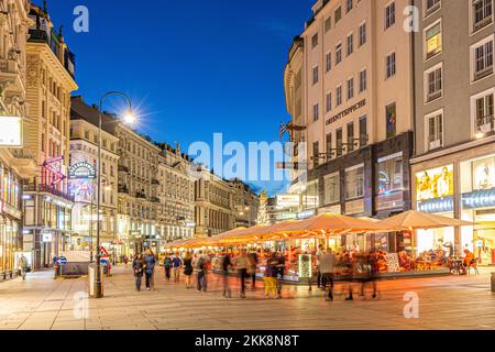 Vienna, Austria - 26 aprile 2015: La gente visita Graben a Vienna di notte. Graben Street è tra le strade più riconosciute a Vienna, che è il capit Foto Stock