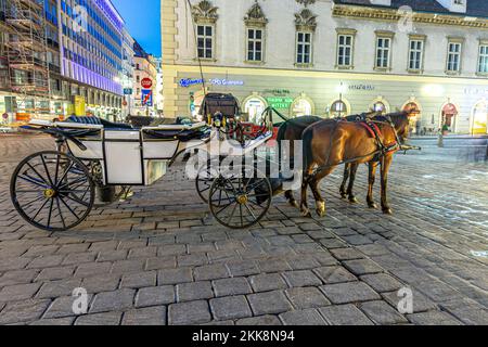 Vienna, Austria - 26 aprile 2015: Pulmann fiaker in attesa di turisti per un giro in serata. Foto Stock