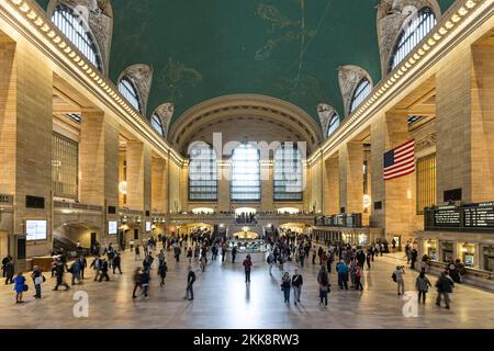 New York, USA - 22 ottobre 2015: Persone al Grand Central Terminal, New York City, costruito nel 1871. Si tratta del piu' grande terminal della metropolitana Foto Stock