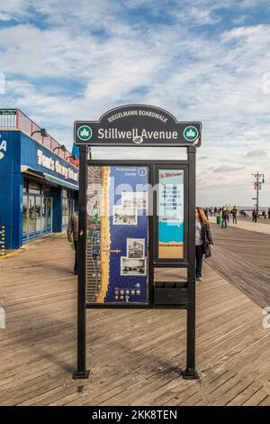 Coney Island, USA - 25 ottobre 2015: Segnaletica presso il famoso viale stillwell, anche il cosiddetto Riegelmann Boardwalk sulla spiaggia di Coney Island. Foto Stock