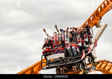 Coney Island, USA - 25 ottobre 2015: Le persone godono di guidare le montagne russe a Coney Island, la zona di divertimento spiaggia di New York. Foto Stock