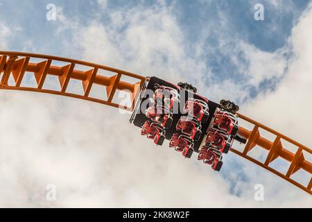 Coney Island, USA - 25 ottobre 2015: Le persone godono di guidare le montagne russe a Coney Island, la zona di divertimento spiaggia di New York. Foto Stock