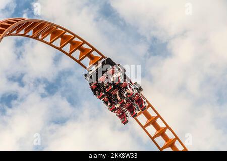 Coney Island, USA - 25 ottobre 2015: Le persone godono di guidare le montagne russe a Coney Island, la zona di divertimento spiaggia di New York. Foto Stock