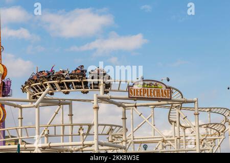 Coney Island, USA - 25 ottobre 2015: Le persone godono di guidare le montagne russe a Coney Island, la zona di divertimento spiaggia di New York. Foto Stock