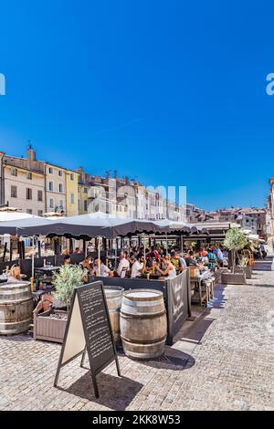 Aix en Provence, Francia - 13 agosto 2017: Le persone godono di visitare il mercato centrale di Aix en Provence. La vecchia città romana era in tempi ex t Foto Stock