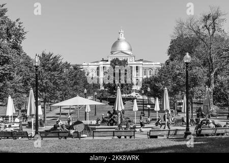 Boston, USA - 12 settembre 2017: Le persone godono di relax presso il parco comune con vista sul Campidoglio di Boston, USA. Foto Stock