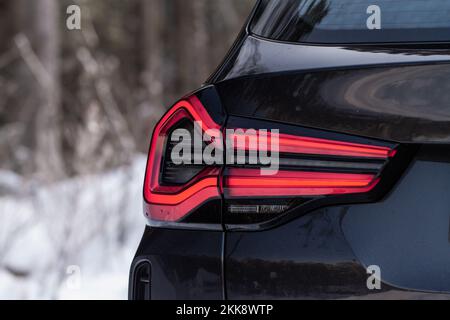 Luce posteriore moderna di un'auto. Luce di arresto e freccia del suv grande. Luce posteriore della vettura vista ravvicinata. Luce di posizione posteriore. Foto Stock