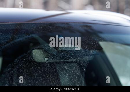 Sensori di pioggia e luce del parabrezza di un'auto moderna. Sensore pioggia vettura. Foto Stock