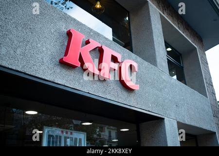 Barcellona, Spagna. 23rd Nov 2022. Il logo della catena americana di fast food KFC è riportato su un cartello in cima all'ingresso di un ristorante. (Foto di Davide Bonaldo/SOPA Images/Sipa USA) Credit: Sipa USA/Alamy Live News Foto Stock