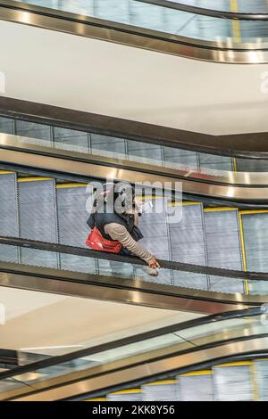 Providence, USA - 22 settembre 2017: Persone in una scala mobile nel centro commerciale Providence Place a Providence, USA. Foto Stock