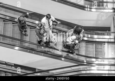 Providence, USA - 22 settembre 2017: Persone in una scala mobile nel centro commerciale Providence Place a Providence, USA. Foto Stock