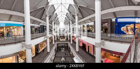 Providence, USA - 22 settembre 2017: Le persone apprezzano lo shopping nel centro commerciale aperto di Providence, USA. Foto Stock