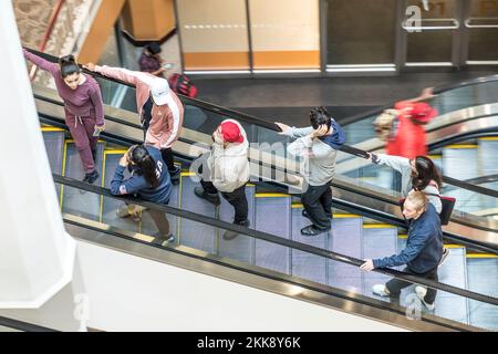 Providence, USA - 22 settembre 2017: Persone in una scala mobile nel centro commerciale Providence Place a Providence, USA. Foto Stock