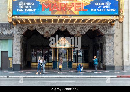 Los Angeles, USA - 5 marzo 2019: La gente alla passeggiata della fama a Hollywood scatta foto delle stelle di fronte al cinema storico el Capitan. Foto Stock