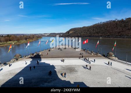 Koblenz, Germania - 14 febbraio 2021: Vista del Deutsches Eck angolo tedesco: Il nome di un promontorio a Koblenz, Germania, dove il fiume Mosel si unisce a. Foto Stock