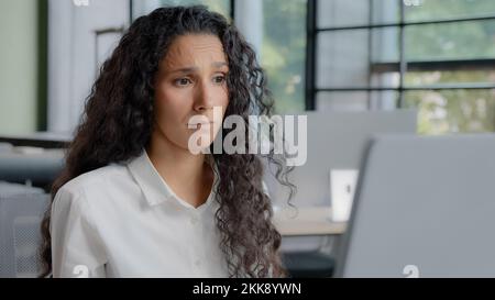 Primo piano sconvolto eccitato giovane donna guardando lo schermo del computer leggere cattive notizie riceve cattiva e-mail minacciosa notifica preoccupata businesswoman Foto Stock