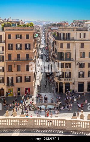 Roma, Italia - 31 luglio 2021: Le persone si godono le scale spagnole in Piazza di Spagna a Roma. Le scale spagnole con la Fontana Barcaccia a Roma è famoso tou Foto Stock