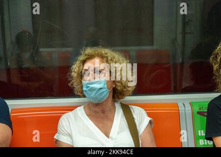 Roma, Italia - 1 agosto 2021: Le persone in metropolitana si proteggono indossando una maschera medica a Roma. Foto Stock