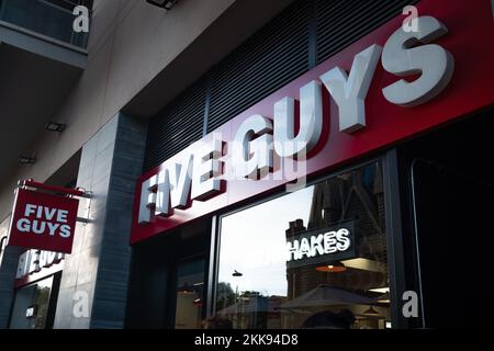 Barcellona, Spagna. 23rd Nov 2022. Il logo dell'azienda di fast food Five Guys è visto in cima a un ingresso ristorante in Spagna. (Credit Image: © Davide Bonaldo/SOPA Images via ZUMA Press Wire) Foto Stock