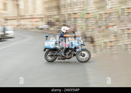 Roma, Italia - 2 agosto 2021: La polizia di Roma è dotata di motociclette BMW tedesche e effettua controlli di sicurezza a Roma, in Italia mostrando la presenza. Foto Stock