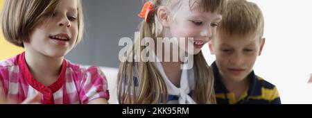 Bambini felici che giocano a casa, festa per bambini, festa di compleanno Foto Stock