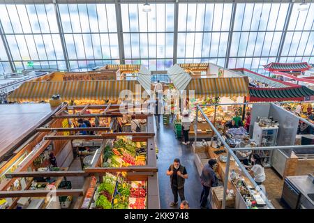 Francoforte, Germania - 28 agosto 2021: Le persone apprezzano lo shopping nella Kleinmarkthalle di Francoforte, Germania. La sala del 1954 è la più famosa fresca Foto Stock