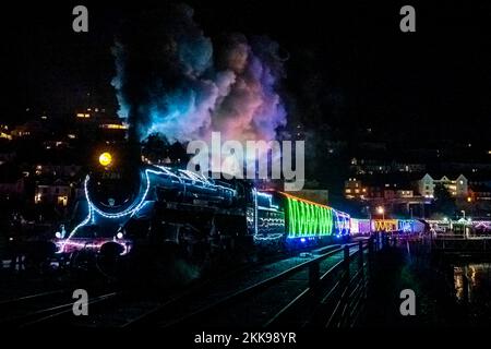 Kingswear, Devon, Regno Unito. 25th novembre 2022. Il treno di luci di Natale sulla ferrovia a vapore di Dartmouth che corre tra il 25th novembre e il 30th dicembre 2022 tira fuori dalla stazione Kingswear a Devon sulla sua strada per Paignton. Le carrozze e le locomotive a vapore del servizio festivo sono illuminate all'interno e all'esterno con luci colorate. Picture Credit: Graham Hunt/Alamy Live News Foto Stock
