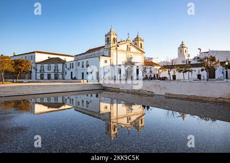 Lagos, Portogallo - 10 marzo 2020: Piazza della città di Lagos con la cattedrale in riflessione d'acqua in Algarve, Portogallo. Foto Stock