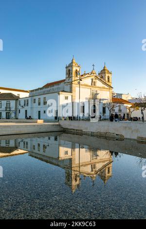 Lagos, Portogallo - 10 marzo 2020: Piazza della città di Lagos con la cattedrale in riflessione d'acqua in Algarve, Portogallo. Foto Stock