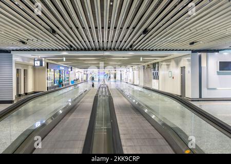 Francoforte, Germania - 14 maggio 2020: Terminal di partenza vuoto a causa di voli annullati in caso di crisi corona all'aeroporto Rhein-Main di Francoforte. Foto Stock