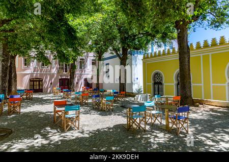 Caldas do Monchique, Portogallo - 15 giugno 2020: Piazza storica con alberi e ristorante a Spa città di Caldas do Monchique, Algarve, Portogallo Foto Stock