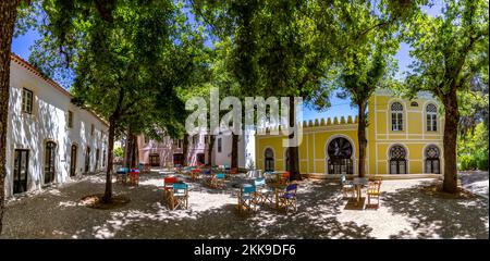 Caldas do Monchique, Portogallo - 15 giugno 2020: Piazza storica con alberi e ristorante a Spa città di Caldas do Monchique, Algarve, Portogallo Foto Stock