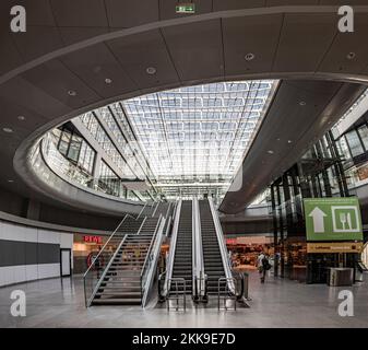 Francoforte, Germania - 11 luglio 2020: Moderno edificio di uffici chiamato la piazza al terminal 1 dell'aeroporto internazionale di Francoforte, Germania. Foto Stock