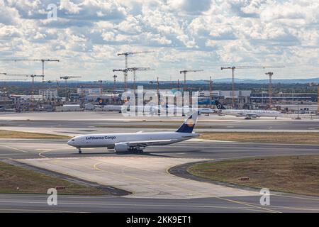 Francoforte, Germania - 11 luglio 2020: Lufthansa cargo jet pronto per il decollo all'aeroporto di Francoforte. Foto Stock