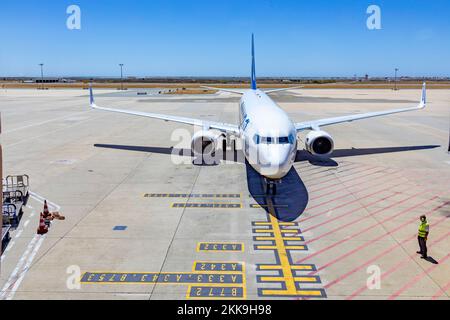 Faro, Portogallo - 16 agosto 2020: Arrivo degli aerei ryanair a Lisbona nei tempi della corona. Il programma di funzionamento è notevolmente ridotto a causa del passeggero basso Foto Stock