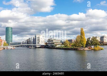 Francoforte, Germania - 24 ottobre 2020: Westhafen Tower e West Marina a Francoforte sul meno, Germania. Foto Stock