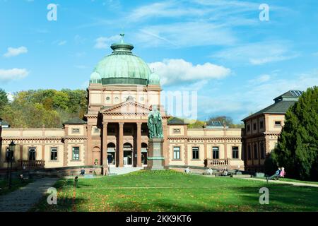 Bad Homburg, Germania - 2 novembre 2020: Bagno Kaiser Wilhelm a Bad Homburg sotto il cielo blu. Foto Stock