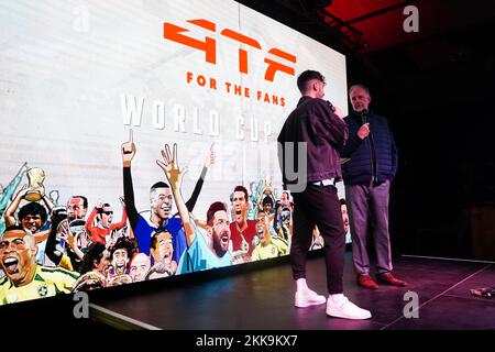 Una visione generale del grande schermo davanti al Fan Park 4TheFans di Secret Space, Birmingham, durante una proiezione della partita di Coppa del mondo FIFA Gruppo B tra Inghilterra e Stati Uniti. Data immagine: Venerdì 25 novembre 2022. Foto Stock