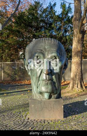 Bonn Germania, 18 novembre 2020: Statua di Konrad Adenauer creata dallo scultore Hubertus von Pilgrim nel maggio 1982. Foto Stock