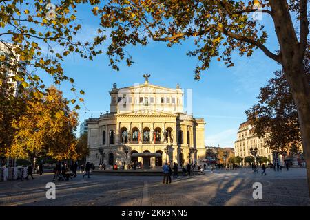 Francoforte, Germania - 21 novembre 2020: Facciata del teatro lirico „Alte Oper Frankfurt“ (vecchia opera) con iscrizione „dem wahren schönen guten“, tradurre Foto Stock