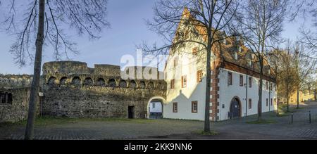 Steinheim, Germania - 28 novembre 2020: marstall e le mura della città con il vecchio castello a Steinheim, Germania. Foto Stock