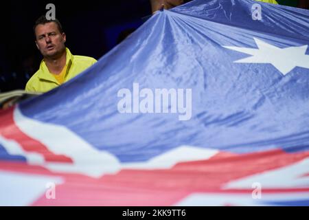 Malaga, Spagna. 25th Nov 2022. Lleyton Hewitt, Capitano d'Australia, detiene una bandiera durante la Coppa Davis di Rakuten finale 8 al Palacio de Deportes Martin Carpena. Punteggio finale; Thanasi Kokkinakis 0:2 Borna Coric. Credit: SOPA Images Limited/Alamy Live News Foto Stock