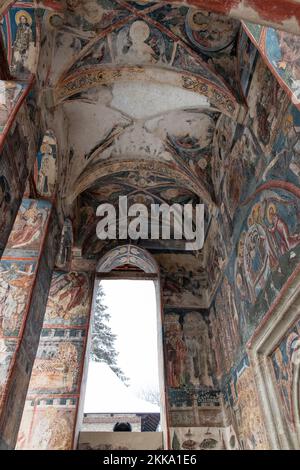 Moldovita, Romania, 2021-12-29. Monastero di Moldovita, nella regione della Bucovina. Le sue pareti esterne sono composte da affreschi dipinti negli anni '15th e '16th Foto Stock