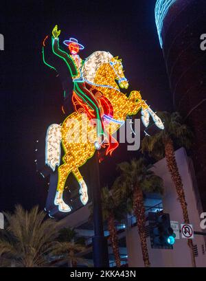 Las Vegas, USA - MAR 11, 2019: Il colorato cavallo al neon e l'insegna del pilota dall'ex Hacienda Hotel saluta i visitatori della Fremont Street Experience Foto Stock