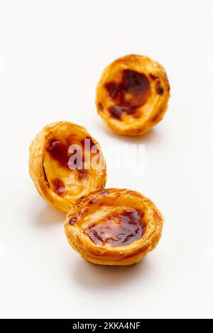 Tradizionale dessert portoghese con crostata d'uovo Pasteis pastello de nata o Pasteis de Belem su sfondo bianco Foto Stock