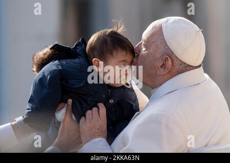 Papa Francesco benedice un bambino durante la sua tradizionale udienza Generale del Mercoledì a San Piazza Pietro. Foto Stock