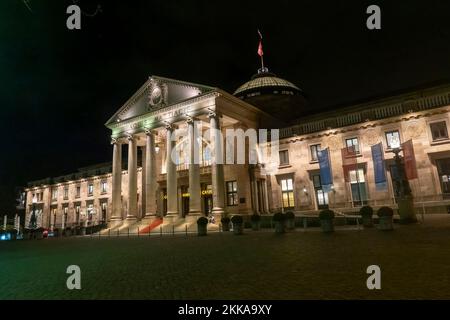 Wiesbaden, Germania - 31 gennaio 2020: Il casinò Wiesbaden con ingresso famoso con colonne romane di notte. Foto Stock