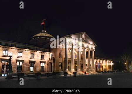 Wiesbaden, Germania - 31 gennaio 2020: Il casinò Wiesbaden con ingresso famoso con colonne romane di notte. Foto Stock